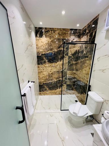 Bathroom 4, Great Scarab Pyramids Hotel, Al-Ahram