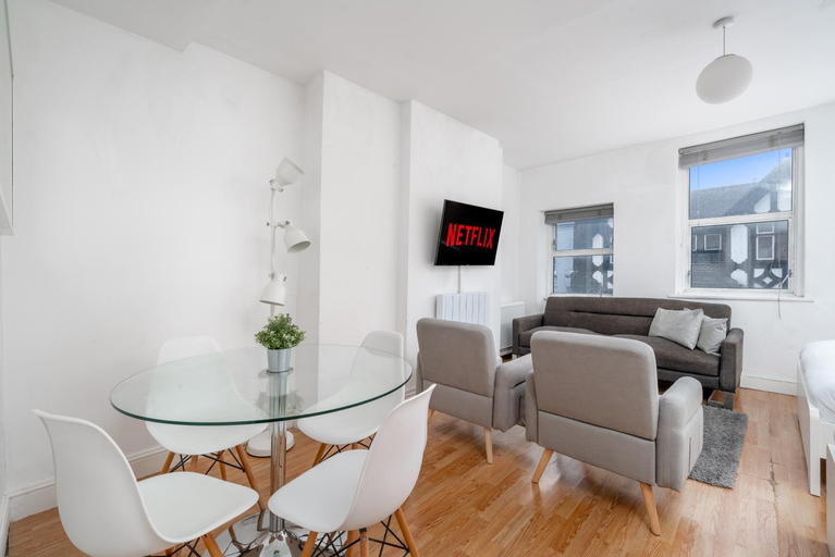 Others 5, Soho & Covent Garden Apartment, Sleeps 3, London