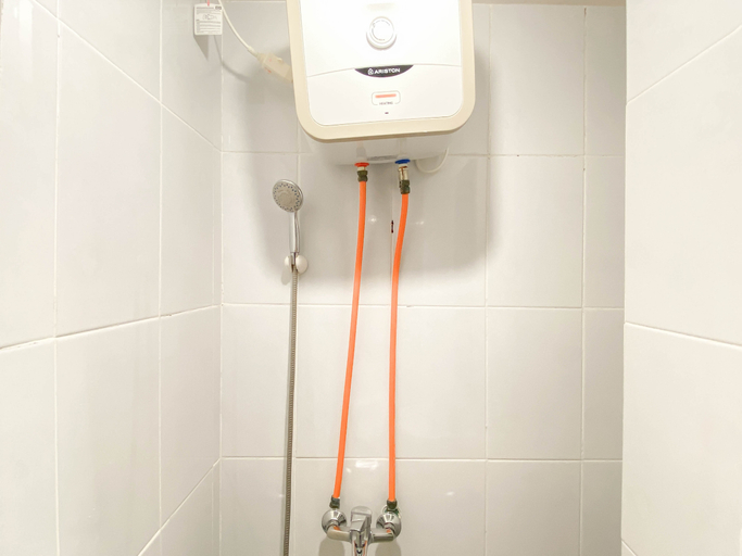 Bathroom 4, Tranquil Studio at Tokyo Riverside PIK 2 Apartment near NICE By Travelio, Tangerang
