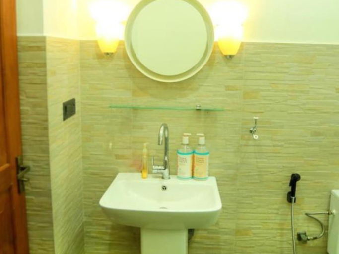 Bathroom 2, Emerald Breeze villa, Akmeemana