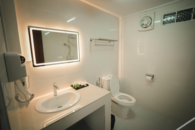 Bathroom, Athenee Hotel Vientiane, Vientiane