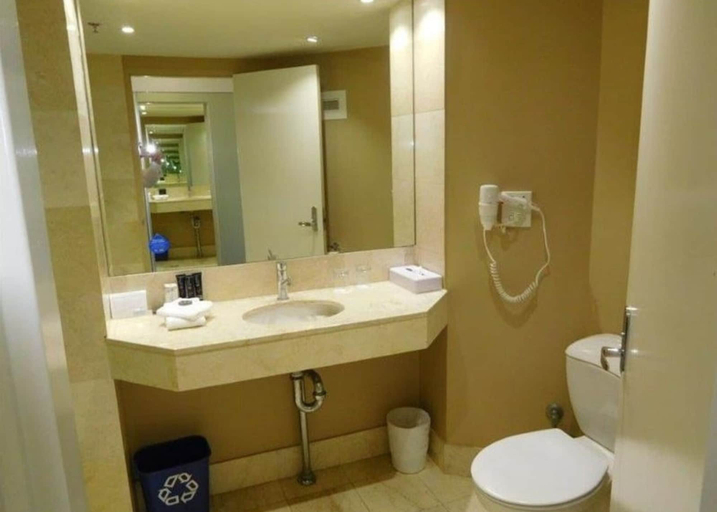 Bathroom 4, View Hotel - Private Apartments Hosted by Coastal Letting Co, Gold Coast