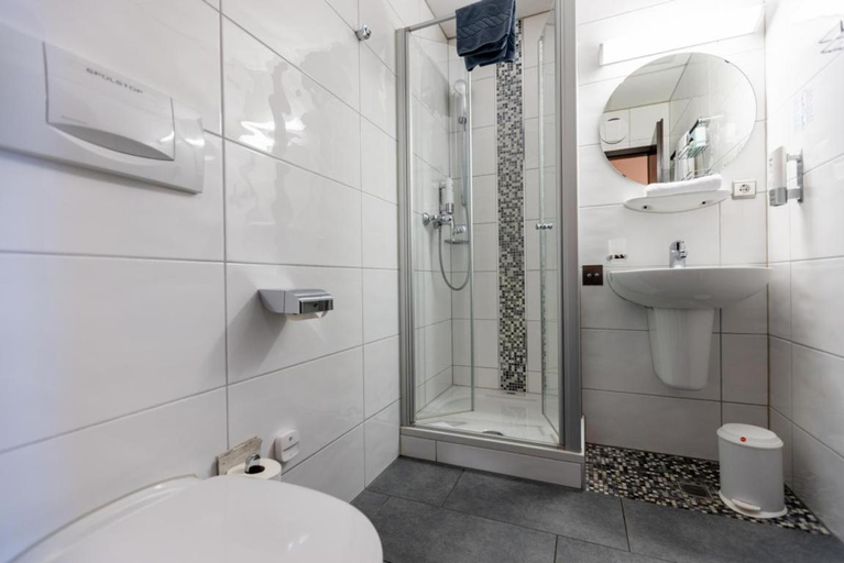 Bathroom 4, Hotel Alter Kranen, Würzburg