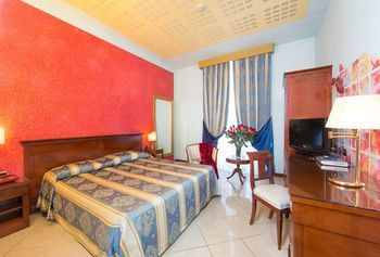 Others 4, Hotel Londra, Alessandria