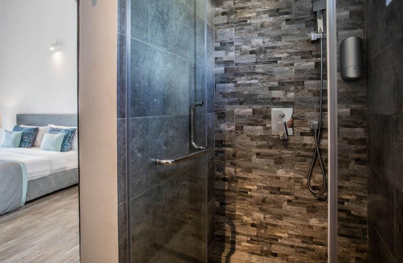 Bathroom 3, La Mariposa, Black River