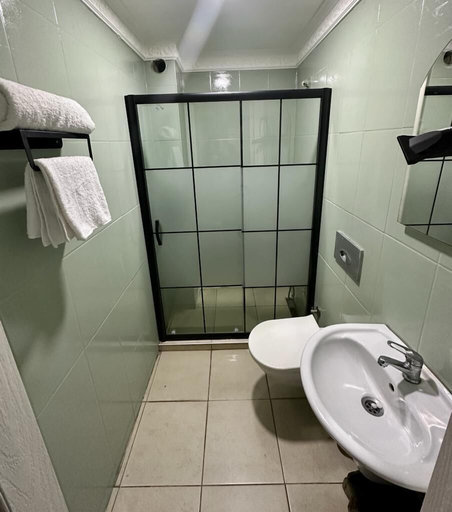 Bathroom 5, Camellia Suit Hotel, Bakırköy