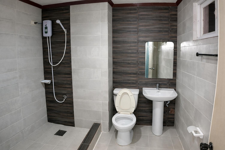 Bathroom 5, La Elliana Hotel & Restaurant, Inc., Laoag City