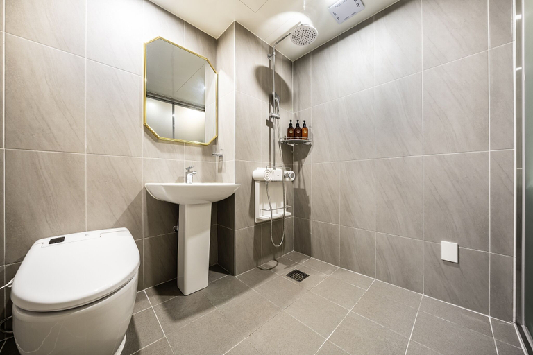 Bathroom 3, M&Lucky Hotel, Jongno