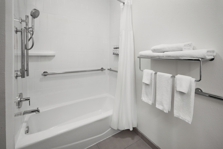 Bathroom 5, Garner Hotel LINCOLN NORTH by IHG, Lancaster