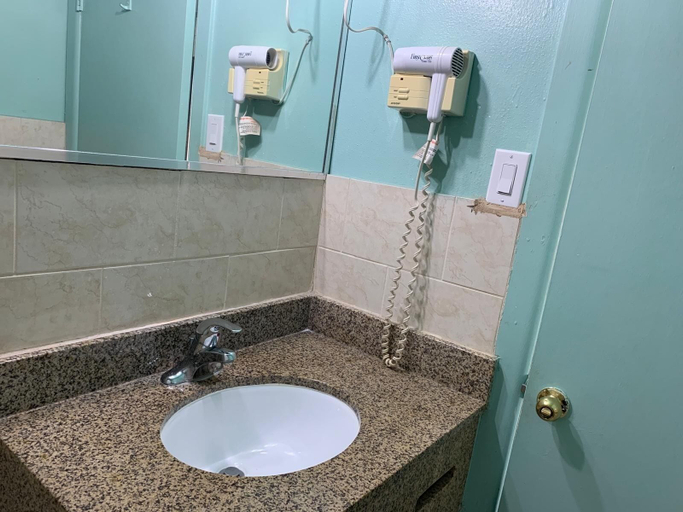 Bathroom 4, Best Budget Inn, Karnes
