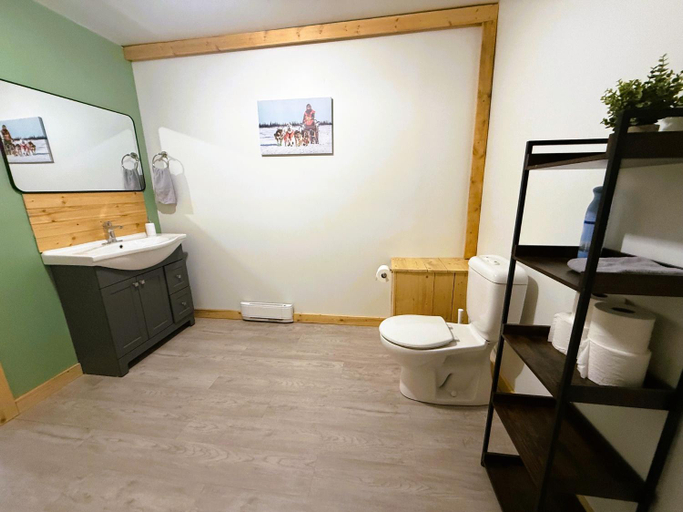 Bathroom 3, Caribou Cottage, Division No. 23