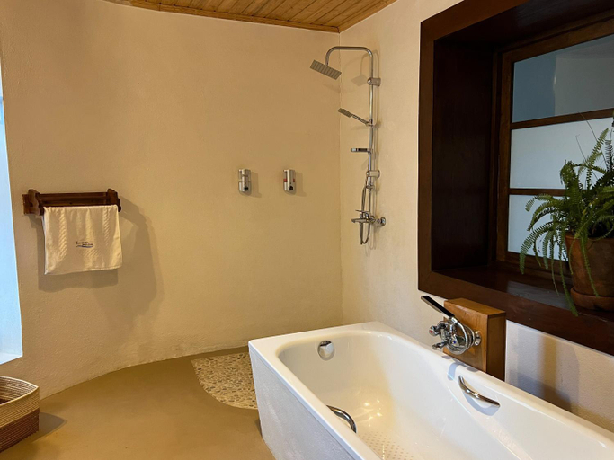 Bathroom 3, TSIAZOMPANIRY ISLAND LODGE, Analamanga
