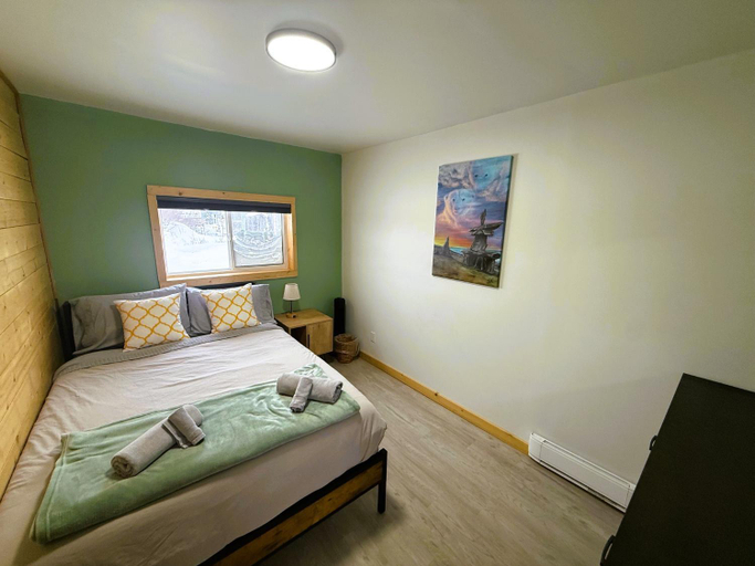 Bedroom 2, Caribou Cottage, Division No. 23