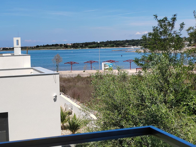 Others 5, Apartment Zatonka 2, Nin