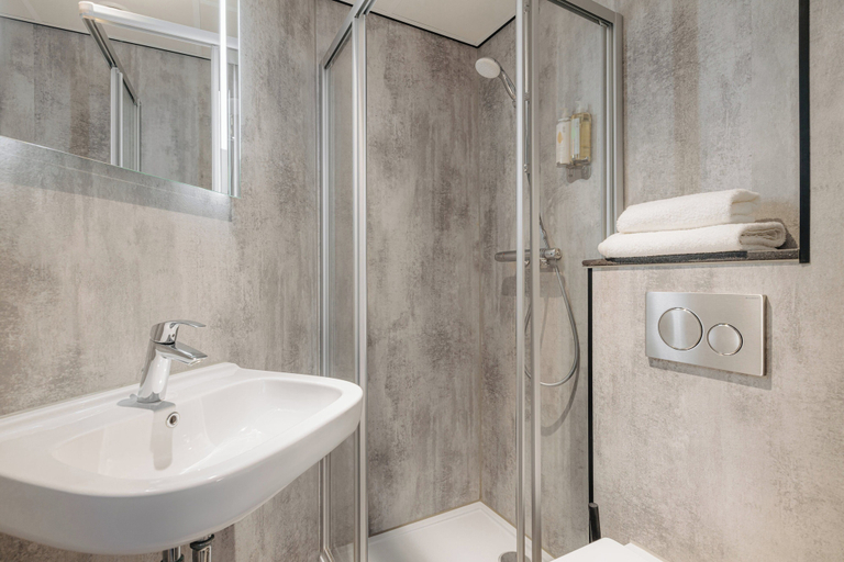 Bathroom 5, Leonardo Hotel Amsterdam Leidse Square, Amsterdam