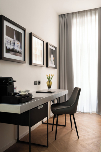 Interior, At Forty-One Apt 03, Rome