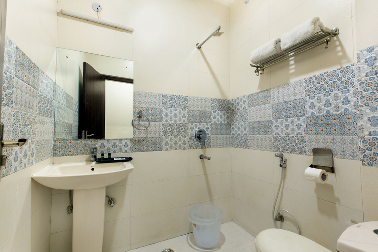 Bathroom 4, OPO THE ALPINO, Delhi