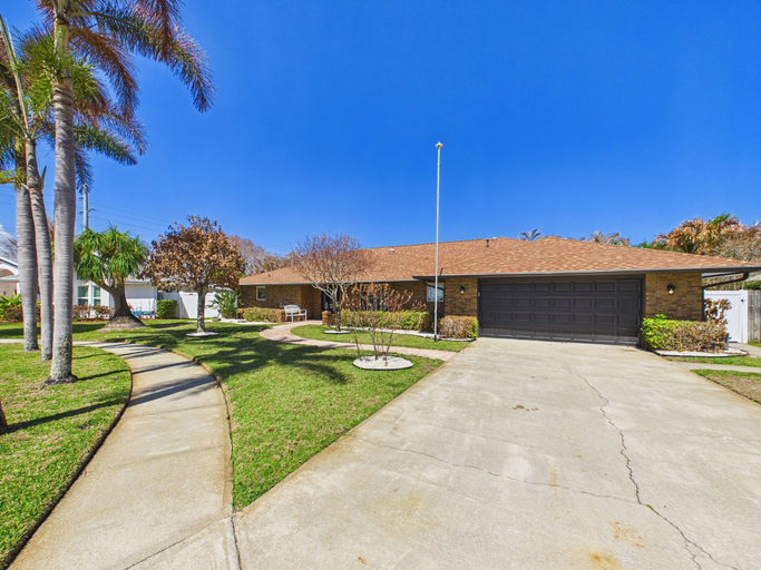 Room 5, Indian Harbor Beach Pool Retreat, Brevard
