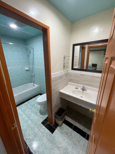 Bathroom 5, Hilltop Motor Inn, Los Angeles
