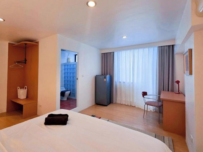 Room 3, Baan Rak, Wattana