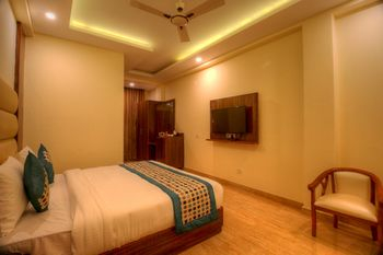 Others 5, OPO Viva Palace, Delhi
