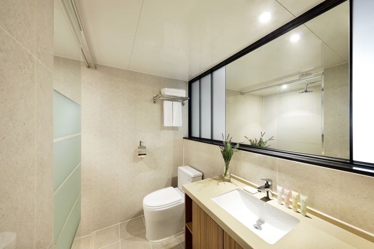 Bathroom, The Interra Hotel Pyeongtaek, Pyeongtaek
