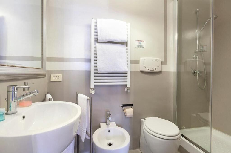 Bathroom 5, Apartment Via Farina, Rome