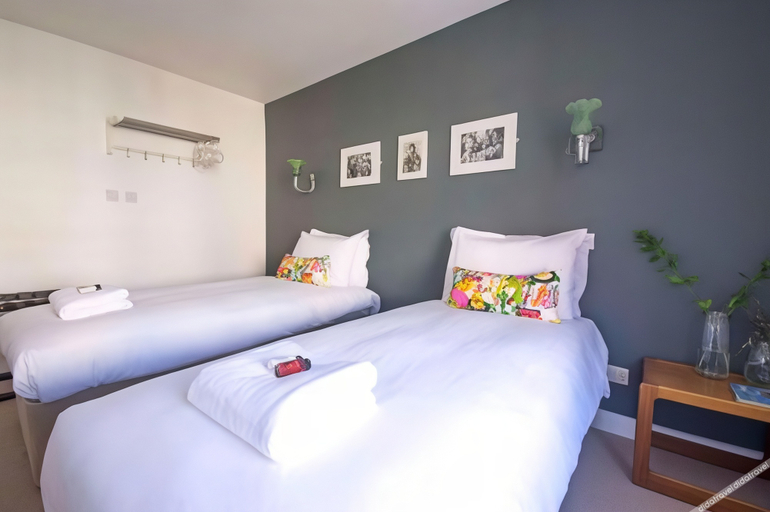 Bedroom 2, Dog and Whistle Pub, Hertfordshire