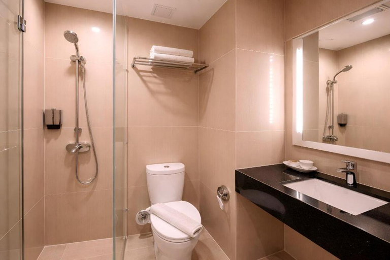 Bathroom 5, BATIQA Hotel Darmo Surabaya, Surabaya