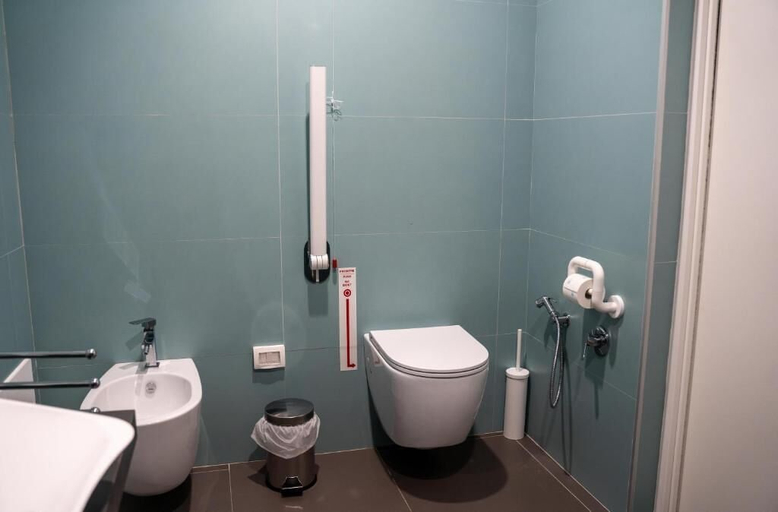 Bathroom 2, B&B hiPaestum, Salerno