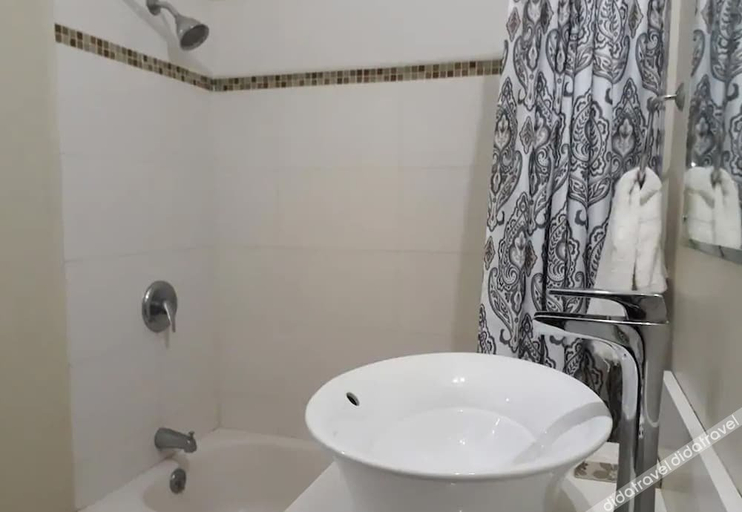 Bathroom, 256 Jamaica