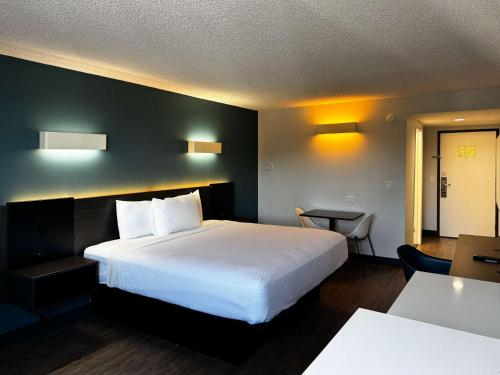 Others 2, Studio 6 Suites Carson, CA, Los Angeles