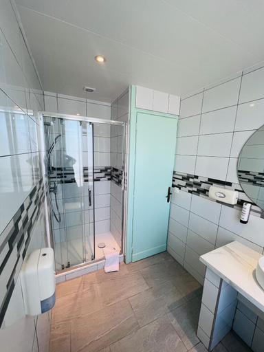Bathroom 3, Hotel De La Cathedrale, Marne