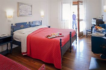 Others 5, Hotel Nevada, Udine