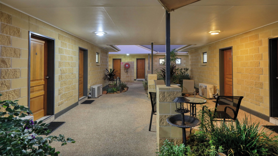 Terrace/patio 2, Emerald Gardens Motel and Apartments, Emerald
