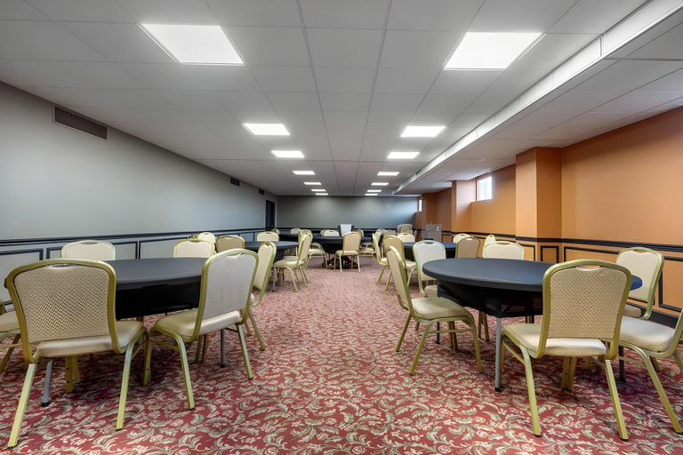 Food & Drinks, VetteCity Hotel, Warren