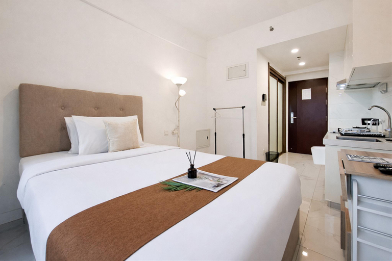 Others 5, White Tone Studio at Sky House BSD By Travelio, South Tangerang