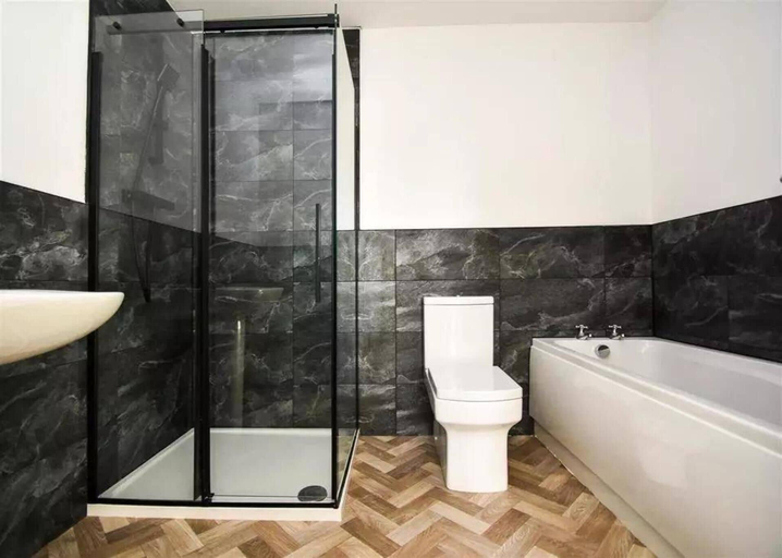 Bathroom 2, Cozy Urban Retreat in Wolverhampton, Wolverhampton