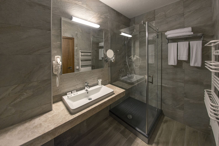 Bathroom 4, Hot Springs Medical and Spa Hotel, Razlog