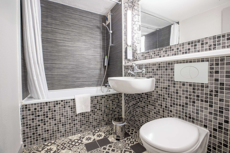 Bathroom 4, KYRIAD VALENCIENNES SUD – Rouvignies, Nord