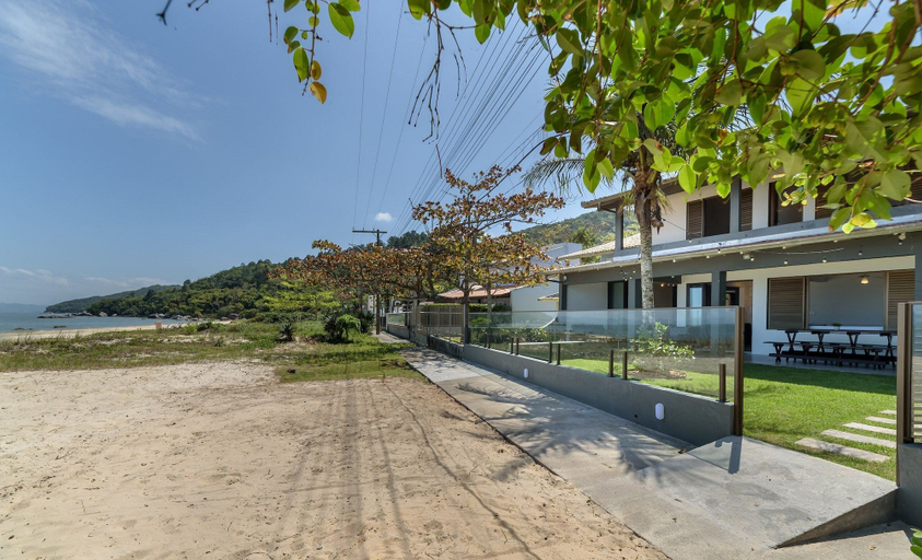Terrace/patio 2, 6BR Beachfront Home in Bombinhas Abm0101, Bombinhas
