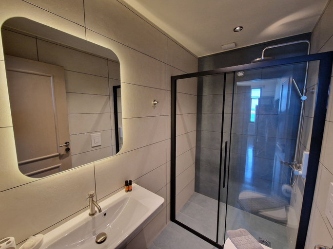 Bathroom 5, Mosaic Venetian Harbour Suites, Crete