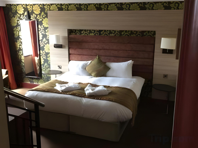 Bedroom 3, Cheltenham Chase Hotel & Spa, Gloucestershire