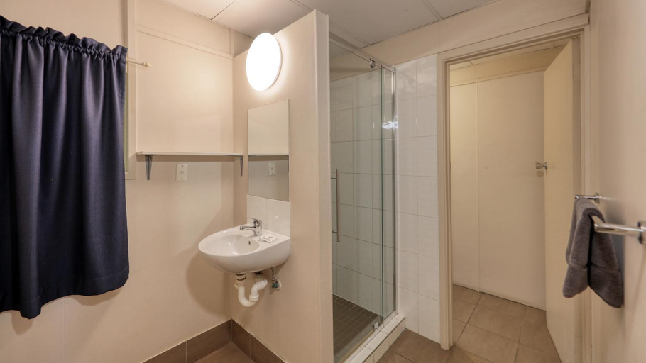 Bathroom, Motel 707, Emerald
