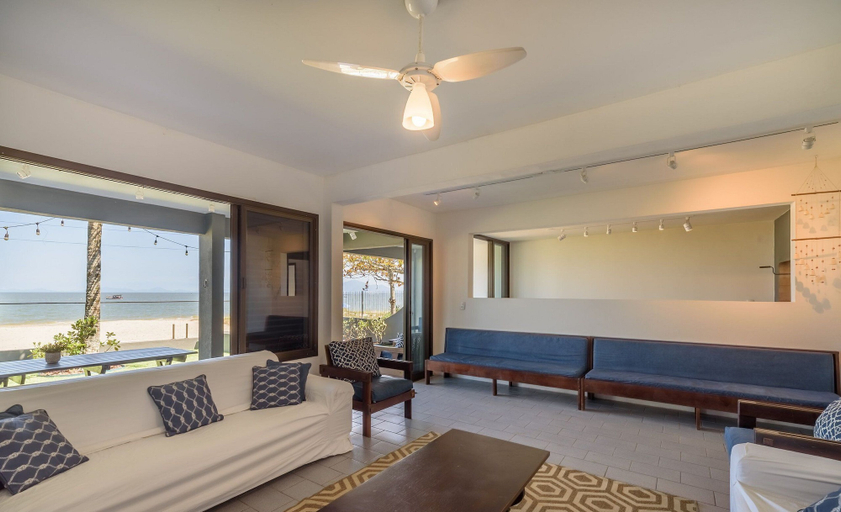 Living area 3, 6BR Beachfront Home in Bombinhas Abm0101, Bombinhas