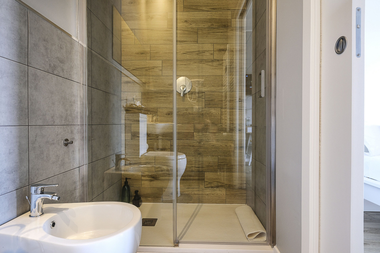 Bathroom 3, Al Binario Brescia, Brescia