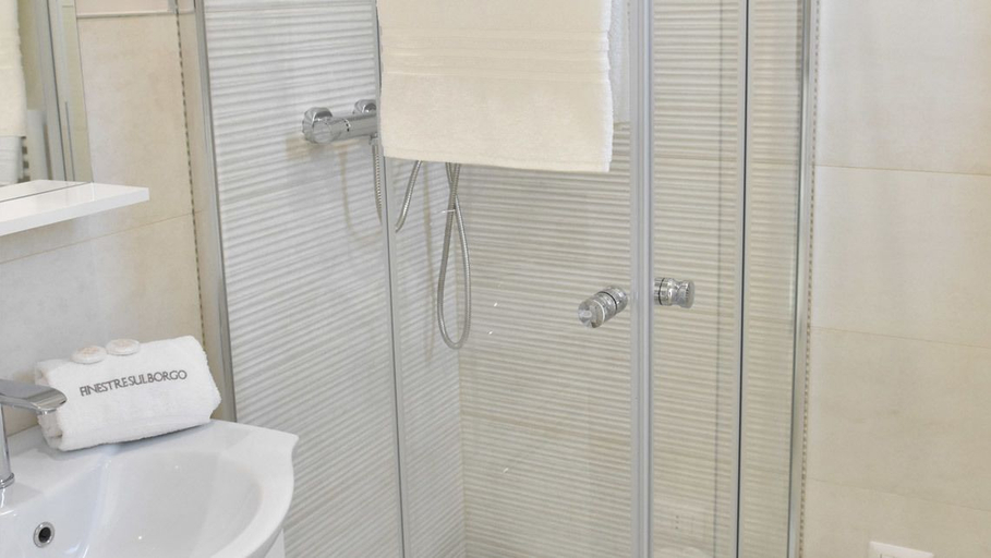 Bathroom 4, Finestre sul Borgo, Bari