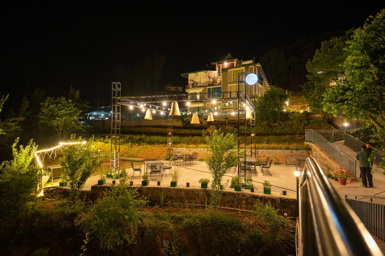 Exterior & Views