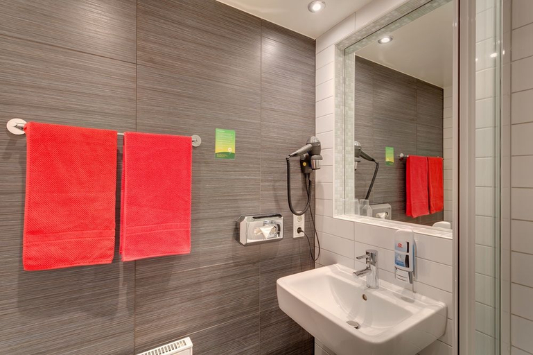 Bathroom, MEININGER Hotel Berlin Hauptbahnhof, Berlin