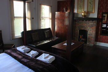 Others 4, Leaside Hotel, Luton